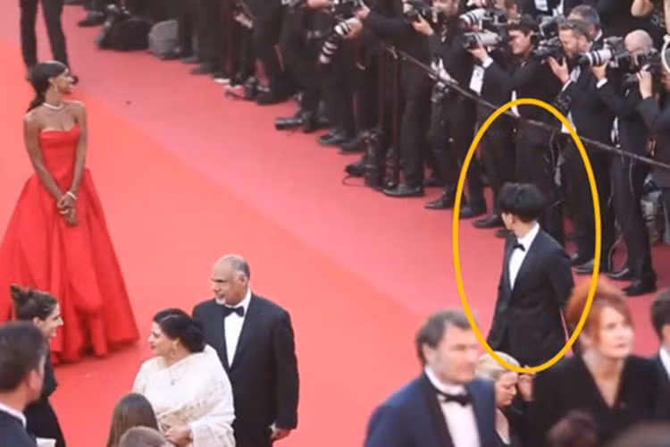 Do Hoàng Tử Thao đứng chắn ống kính nên các phóng viên tại LHP Cannes khó chịu, thậm chí còn lớn tiếng yêu cầu anh rời khu vực. Ảnh: Zing