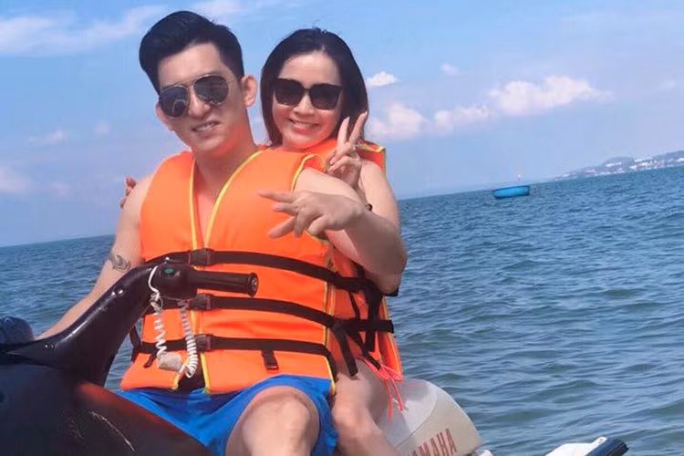 Chồng cũ của Phi Thanh Vân vui vẻ bên bà xã Việt kiều.