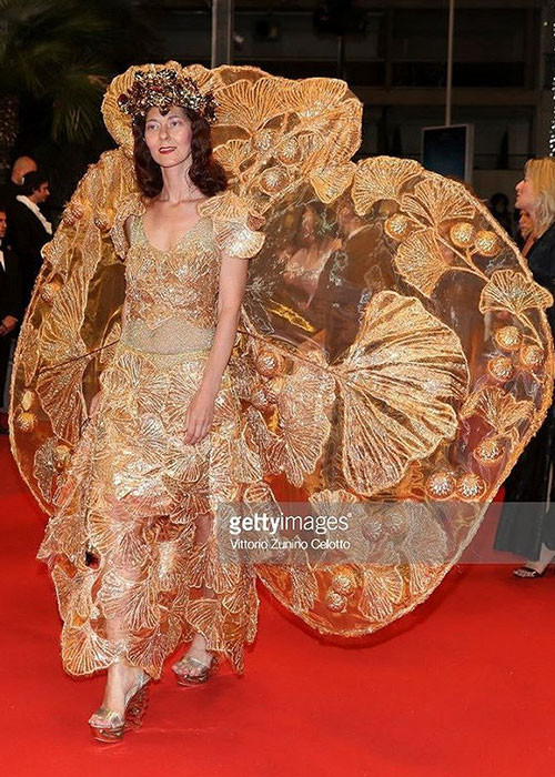 Larisa Katz vừa náo loạn thảm đỏ Cannes 2018 bởi trang phục kì dị. Cô diện thiết kế màu vàng xuyên thấu mang chủ đề hoa lá. Ảnh: Getty