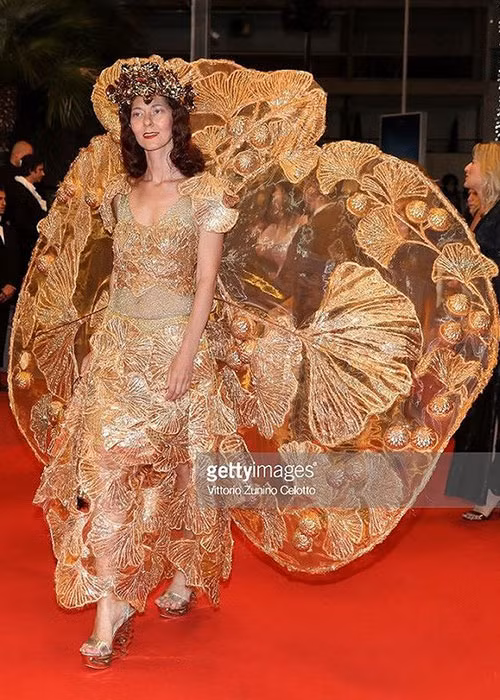 Larisa Katz vừa náo loạn thảm đỏ Cannes 2018 bởi trang phục kì dị. Cô diện thiết kế màu vàng xuyên thấu mang chủ đề hoa lá. Ảnh: Getty