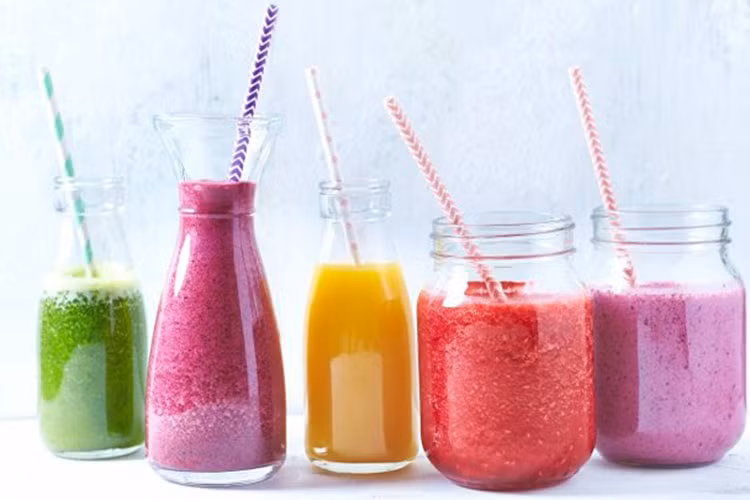 Sinh tố: Sinh tố có vẻ là lựa chọn bữa sáng tuyệt vời bởi vì chúng được làm từ rất nhiều trái cây. Tuy nhiên, theo Tổ chức Tim mạch Anh, sinh tố có thể chứa nhiều đường hơn bạn nghĩ. Nhiều đường thực sự không tốt và chúng ta nên cắt giảm để bảo vệ răng và duy trì trọng lượng khỏe mạnh.