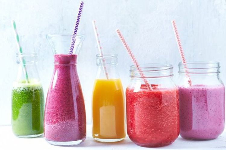 Sinh tố: Sinh tố có vẻ là lựa chọn bữa sáng tuyệt vời bởi vì chúng được làm từ rất nhiều trái cây. Tuy nhiên, theo Tổ chức Tim mạch Anh, sinh tố có thể chứa nhiều đường hơn bạn nghĩ. Nhiều đường thực sự không tốt và chúng ta nên cắt giảm để bảo vệ răng và duy trì trọng lượng khỏe mạnh.