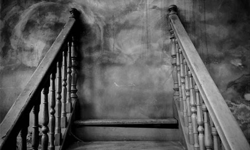 Không ít người mô tả họ luôn có cảm giác bất an khi đi trên những bậc thang dẫn lên các tầng trên ngôi nhà số 50 Quảng trường Berkeley. Ảnh: Strawberry Tours.