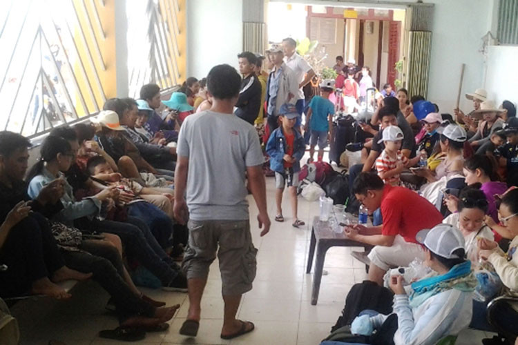 Ngày 1/5, ngày cuối cùng của đợt nghỉ lễ, từ sáng sớm đã có hàng trăm khách du lịch “bụi” đã đợi sẵn trong nhà chờ của bến đò Thạnh An để đón đò về đất liền cho kịp ngày làm việc trở lại. Tuy nhiên, những chiếc đò chở khách vẫn bặt tăm.