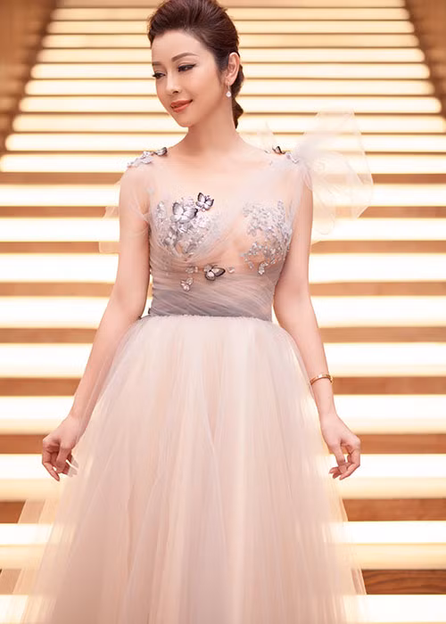 Jennifer Phạm vẫn trẻ trung, xinh đẹp nhờ có chế độ ăn uống và tập luyện hợp lý.