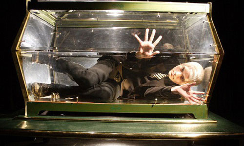 Tấm kính bị vỡ dưới áp lực của 9 tấn xi măng đã chôn sống Joe.