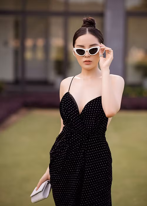 Kỳ Duyên gợi cảm trong bộ đầm 2 dây ôm sát khoe đường cong.