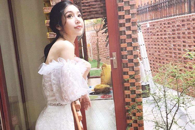 Gái hai con Elly Trần khoe vai trần gợi cảm.