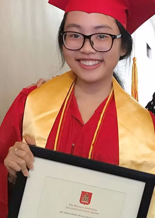 Mới đây, trên trang cá nhân, Phương Mỹ Chi khoe hình ảnh trong ngày tốt nghiệp cấp 2.