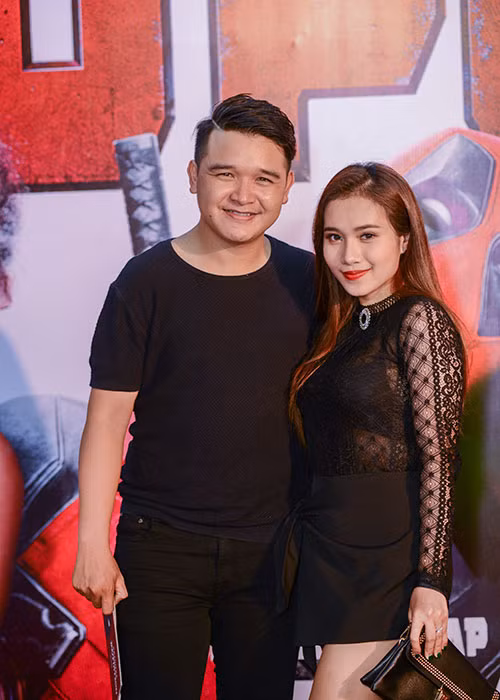 Vợ chồng đạo diễn trẻ Võ Thanh Hải diện ton sur ton, sánh đôi đến dự sự kiện. Bộ phim "Deadpool 2" là phần phim tiếp theo về Deadpool. Trong phần mới, Deadpool vướng vào một nhiệm vụ giải cứu một cậu bé dị nhân bị săn đuổi bởi kẻ xấu, đồng thời ra mắt thêm các đồng đội mới xuất sắc và "bá đạo" hơn rất nhiều lần. Phim dự kiến khởi chiếu vào ngày 18/5.