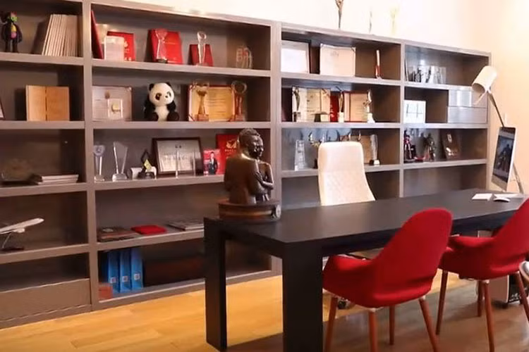 Cách đây không lâu, cư dân mạng tỏ ra thích thú khi Huỳnh Hiểu Minh đúc tượng hai vợ chồng đặt trong nhà. Ảnh: QQ