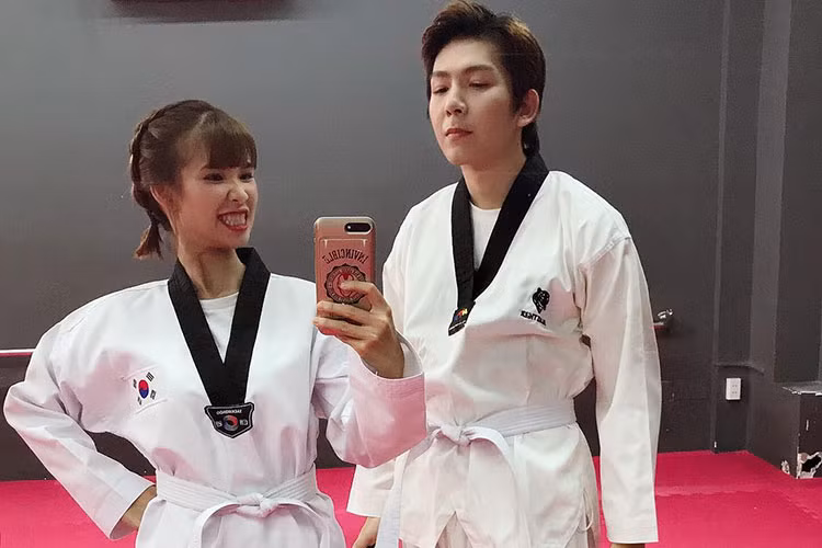  Hot Face sao Việt 24h: Trên trang cá nhân, Khởi My chia sẻ hình ảnh diện trang phục tập võ bên Kelvin Khánh.