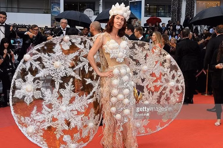 Cũng trên thảm đỏ Cannes năm nay, Larisa Katz gây chú ý bởi trang phục họa tiết bông tuyết. Ảnh: Getty