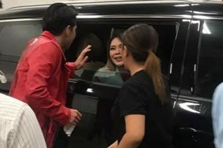 Bắt gặp Mỹ Tâm, Noo Phước Thịnh xuống xe, ra tận nơi để chào hỏi. Ảnh: Yan