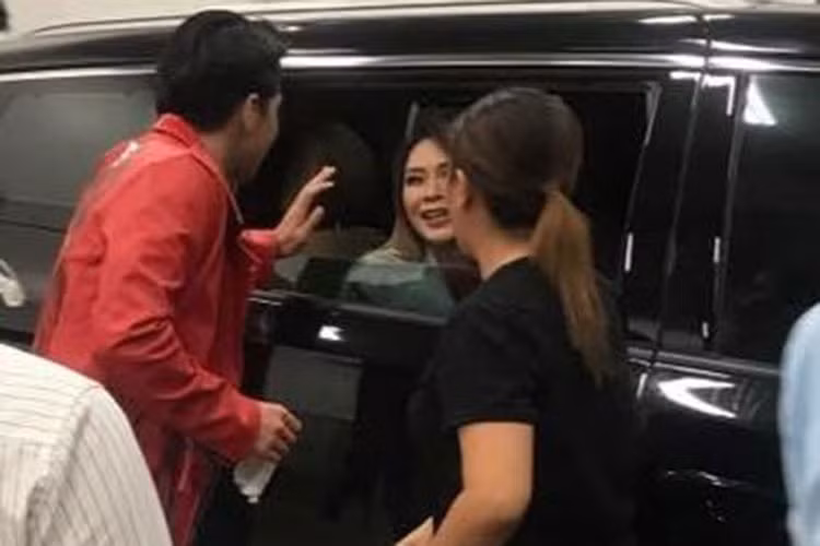 Bắt gặp Mỹ Tâm, Noo Phước Thịnh xuống xe, ra tận nơi để chào hỏi. Ảnh: Yan