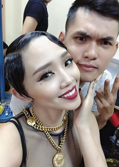 Stylist Mì Gói đồng hành cùng Tóc Tiên ngay từ những ngày đầu cô trở về Việt Nam hoạt động nghệ thuật. Mới đây, nữ ca sĩ cập nhật hình ảnh đại diện là ảnh nam stylist để bày tỏ sự tiếc thương.