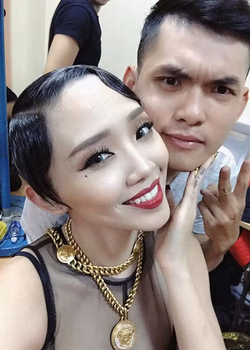 Stylist Mì Gói đồng hành cùng Tóc Tiên ngay từ những ngày đầu cô trở về Việt Nam hoạt động nghệ thuật. Mới đây, nữ ca sĩ cập nhật hình ảnh đại diện là ảnh nam stylist để bày tỏ sự tiếc thương.