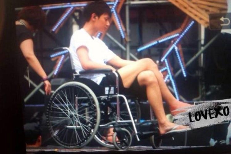 Do gặp chấn thương ở chân nhưng không được công ty quan tâm, bắt phải làm theo lịch trình, Hoàng Tử Thao quyết định rời nhóm EXO. Ảnh: Yan