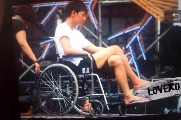 Do gặp chấn thương ở chân nhưng không được công ty quan tâm, bắt phải làm theo lịch trình, Hoàng Tử Thao quyết định rời nhóm EXO. Ảnh: Yan