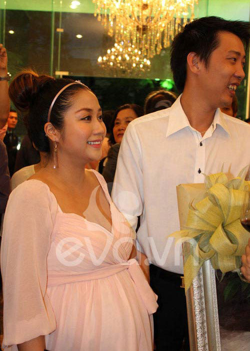 Vượt nhiều sóng gió, Minh Trí và Ốc Thanh Vân đã viết nên cái kết đẹp cho cuộc tình lâu năm. Hạnh phúc càng thêm viên mãn khi nữ MC sinh con trai đầu lòng. Sau đó, cô sinh thêm một cô con gái và một cậu con trai. Ảnh: Khampha