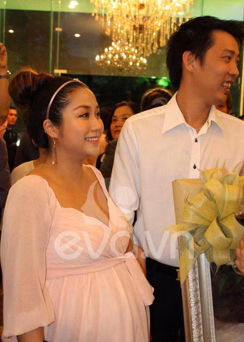 Vượt nhiều sóng gió, Minh Trí và Ốc Thanh Vân đã viết nên cái kết đẹp cho cuộc tình lâu năm. Hạnh phúc càng thêm viên mãn khi nữ MC sinh con trai đầu lòng. Sau đó, cô sinh thêm một cô con gái và một cậu con trai. Ảnh: Khampha