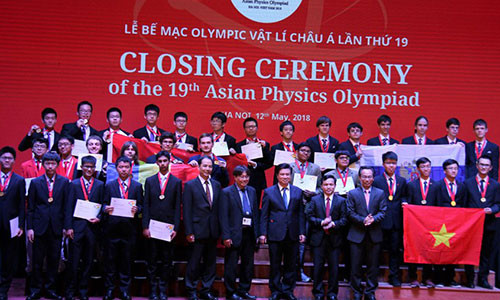 Ban tổ chức sự kiện và các thí sinh đạt giải. Ảnh: Nguyễn Thảo