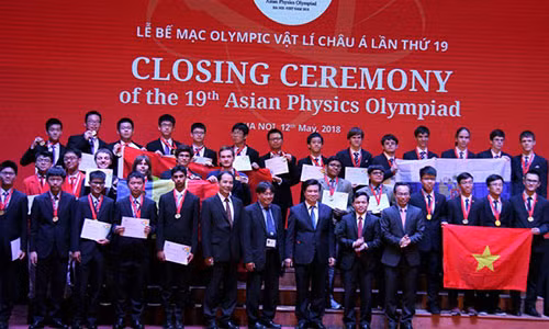 Ban tổ chức sự kiện và các thí sinh đạt giải. Ảnh: Nguyễn Thảo