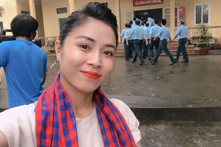 BTC Hoàng Linh tâm sự: “Trở về sân khấu đầu tiên của “Chúng tôi là chiến sĩ”...12 năm mà như mới hôm qua. Hải Phòng hôm nay mưa để chào đón Linh trở lại. Cũng nhờ mưa mà “Nhật ký chiến sĩ” của Linh càng lãng mạn, dễ thương cực kỳ”.