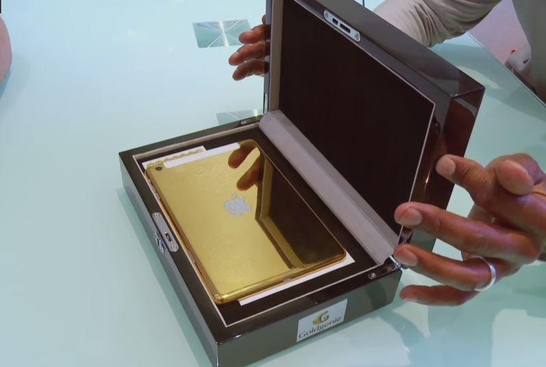 Cha Alexia, David Kyte, tặng cô bé chiếc máy tính bảng vì hài lòng với biểu hiện của con trong năm học