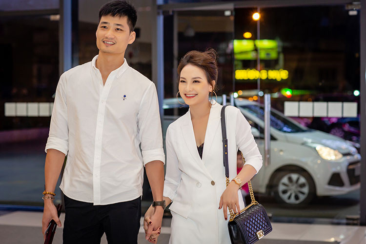 Nữ diễn viên phim "Sống chung với mẹ chồng" nở nụ cười hạnh phúc bên ông xã.