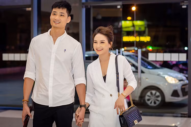 Nữ diễn viên phim "Sống chung với mẹ chồng" nở nụ cười hạnh phúc bên ông xã.