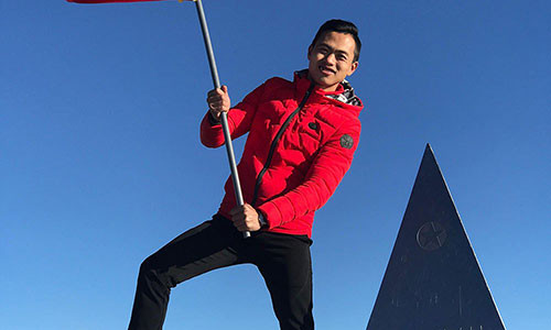 Trước đây, đỉnh Fansipan chỉ có một chóp ghi mốc 3.143m, hiện nay để phục vụ nhu cầu của đông đảo du khách, ban quản lý đã cho lắp đặt 4 chóp tương tự.