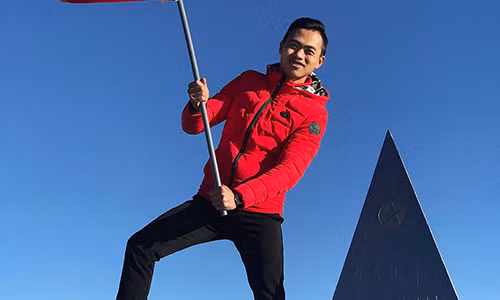 Trước đây, đỉnh Fansipan chỉ có một chóp ghi mốc 3.143m, hiện nay để phục vụ nhu cầu của đông đảo du khách, ban quản lý đã cho lắp đặt 4 chóp tương tự.