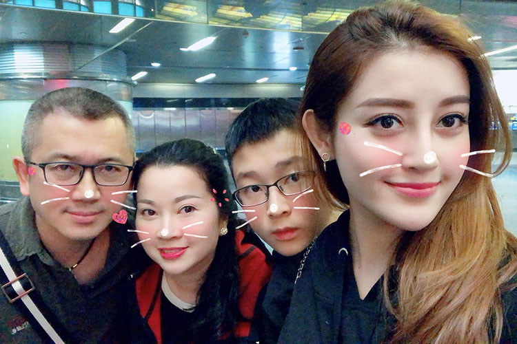 Huyền My chúc mừng sinh nhật bố: “Chúc bố mãi xì-tin, vui vẻ yêu đời, có tuổi rồi bố cũng đừng quá tiết kiệm cho bản thân nhé. Chúc bố mãi mãi khoẻ vâm như bây giờ còn tiếp tục công việc quản lí cho con, bố hứa đi. Bố mà thực hiện tốt thì khi nào con với Be lập gia đình cũng sẽ thực hiện lại nhu cầu sinh đứa cháu béo thật béo”.