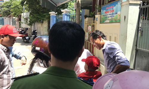 Cháu bé bị bạo hành được cơ quan chức năng, người dân hỗ trợ người thân đưa về vào trưa 21-5 - Ảnh: ĐOÀN CƯỜNG