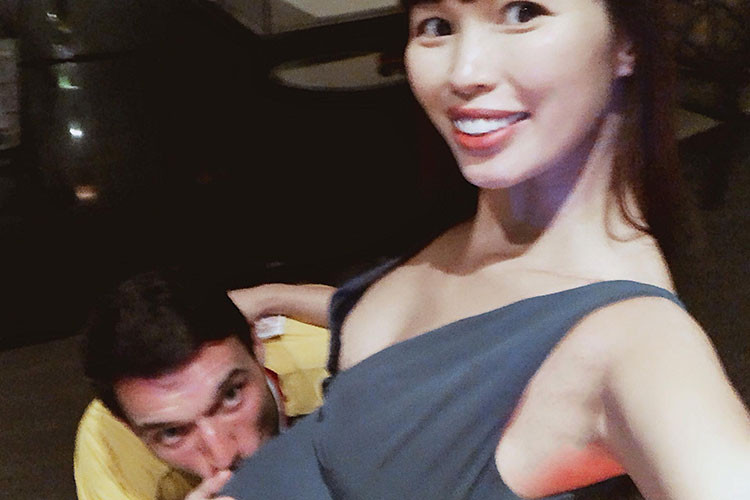 Ông xã ngoại quốc của Hà Anh hôn bụng bầu vợ là một trong những tin tức sao Việt trong ngày 8/5.