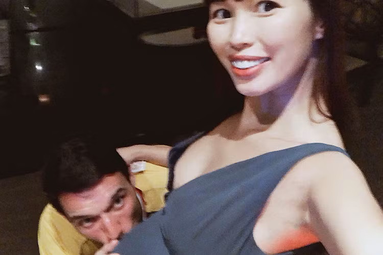 Ông xã ngoại quốc của Hà Anh hôn bụng bầu vợ là một trong những tin tức sao Việt trong ngày 8/5.