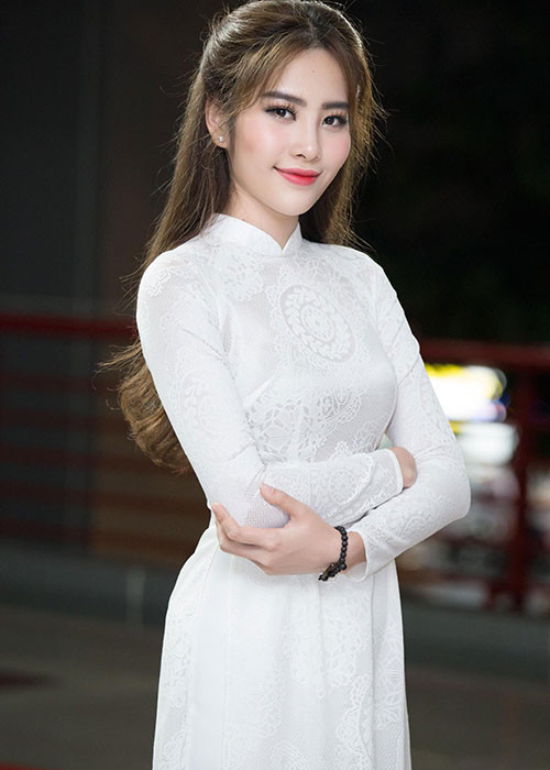 Hình ảnh Nam Em dịu dàng trong tà áo dài.