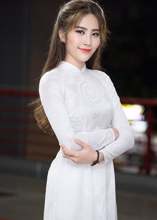 Hình ảnh Nam Em dịu dàng trong tà áo dài.