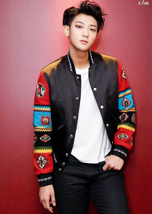 Thời còn là thành viên nhóm EXO, Hoàng Tử Thao từng bị ném đá khi trở về thăm nhà ở Thanh Đảo, vì bị fans vây kín, anh đã buột miệng nói muốn trở về Hàn Quốc. Ảnh: Hoahoctro