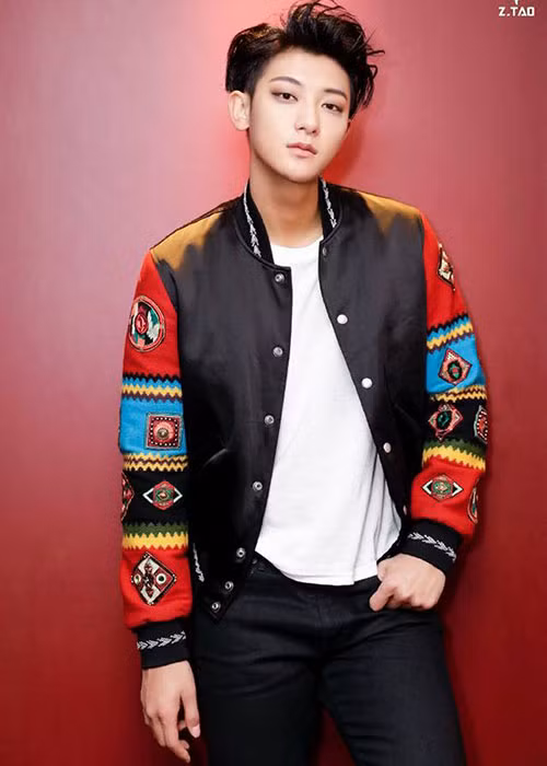 Thời còn là thành viên nhóm EXO, Hoàng Tử Thao từng bị ném đá khi trở về thăm nhà ở Thanh Đảo, vì bị fans vây kín, anh đã buột miệng nói muốn trở về Hàn Quốc. Ảnh: Hoahoctro