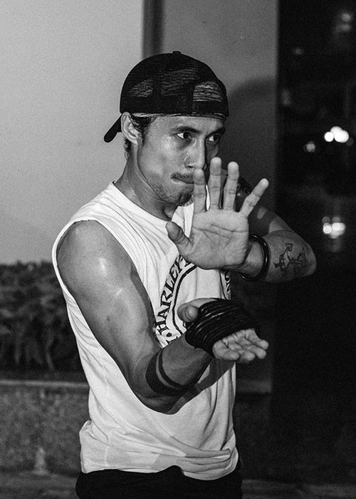 Trước đó, sau nhiều ngày giữ im lặng trước lời tố của Phạm Lịch, Phạm Anh Khoa đã phản ứng mạnh mẽ. Nam rocker khẳng định bị Phạm Lịch vu khống. Ngoài phủ nhận lời tố gạ tình của Phạm Lịch, Phạm Anh Khoa còn dọa kiện nữ biên đạo này.