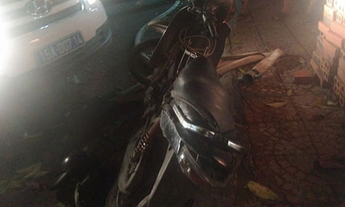 Chiếc xe máy bị xe trộn bê tông đâm. Nam thanh niên đi xe máy tử vong trên đường đến bệnh viện.