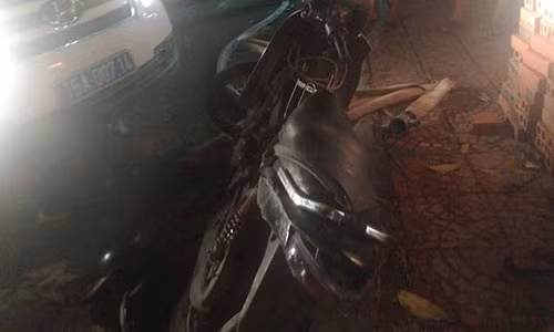 Chiếc xe máy bị xe trộn bê tông đâm. Nam thanh niên đi xe máy tử vong trên đường đến bệnh viện.