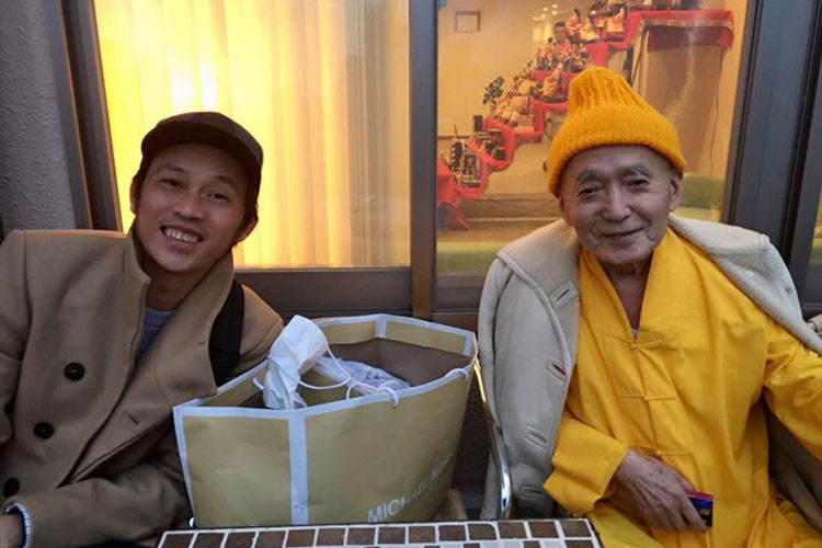 Hoài Linh chia sẻ hình ảnh bên hòa thượng Daichi.