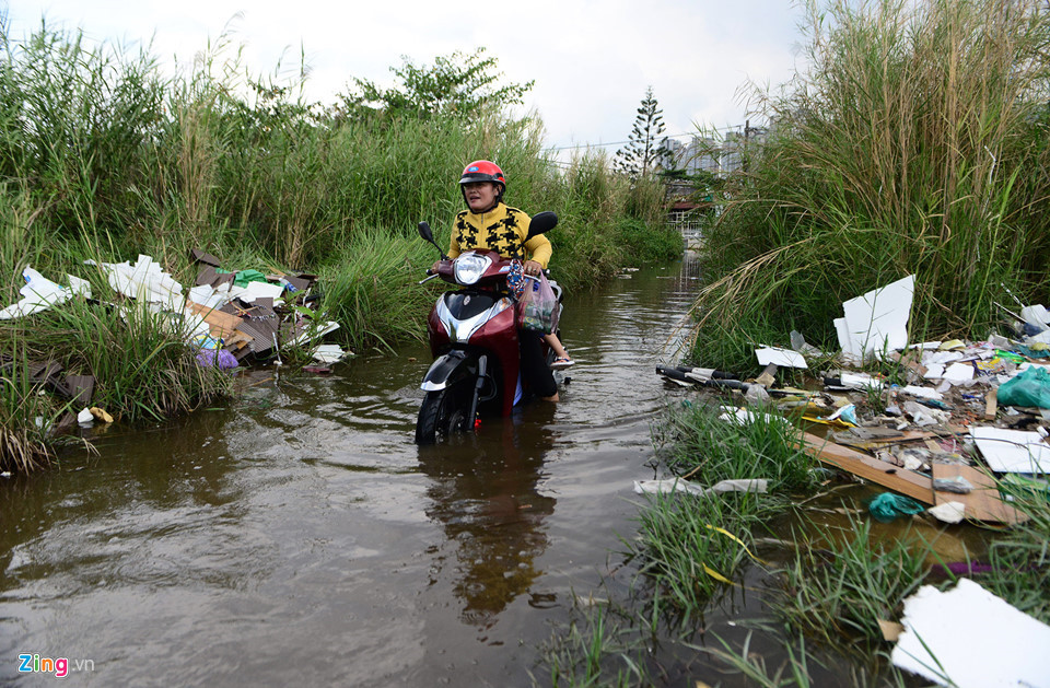 Những người dân phải chấp nhận sinh sống trong điều kiện hết sức thiếu thốn, khó khăn, biệt lập.