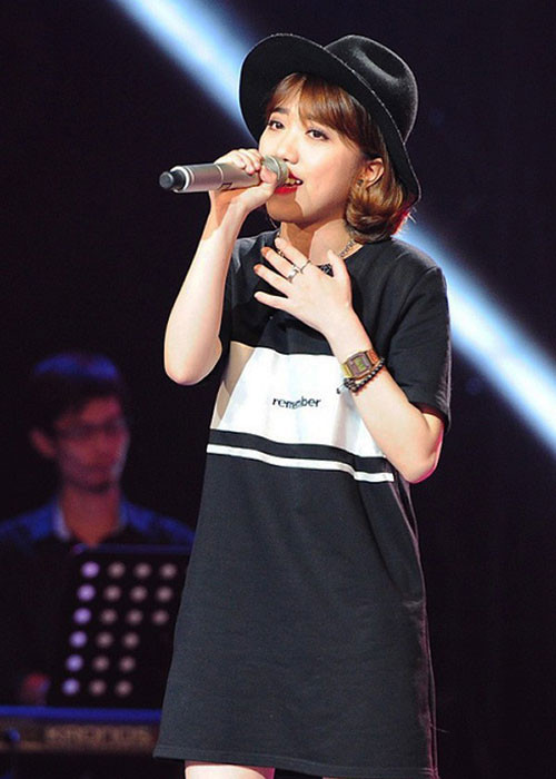 Dù sở hữu thân hình nhỏ nhắn nhưng Phùng Khánh Linh The Voice lại có giọng hát khàn, đầy cảm xúc. Ảnh: Congly