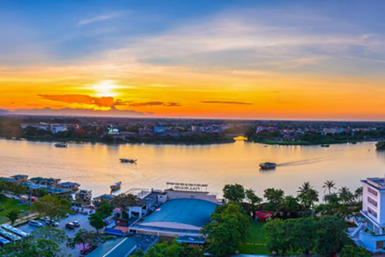 Nói đến cố đô Huế là nhớ đến sông Hương, núi Ngự. Nơi này rất đẹp trong buổi hoàng hôn.