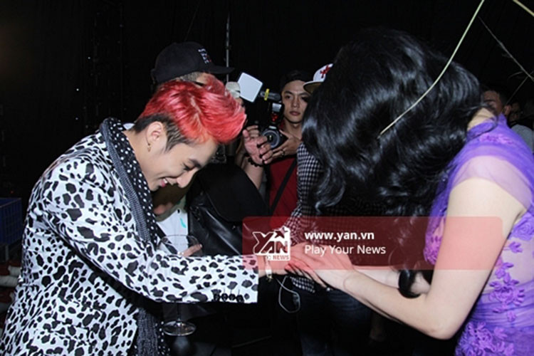 Sơn Tùng M-TP cũng nhiều lần được khen ngợi khi lễ phép với các đàn anh, đàn chị. Trong ảnh, anh cúi người chào Thu Phương. Ảnh: Yan