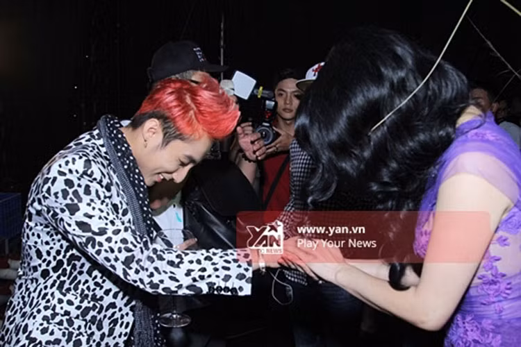 Sơn Tùng M-TP cũng nhiều lần được khen ngợi khi lễ phép với các đàn anh, đàn chị. Trong ảnh, anh cúi người chào Thu Phương. Ảnh: Yan